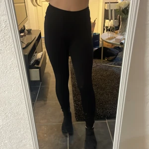 Träningsbyxor  - Träningsbyxor från NA slit snygga