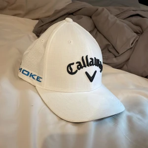 Callaway keps - Dags att sälja denna golf keps. Helt oandvänd då jag inte hunnit spela så mycket i år.  Skick 10/10. Skriv vid frågor