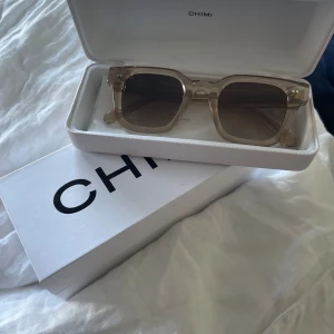 Chimi solglasögon 04 - Säljer mina supersnygga chimis då de tyvärr inte kommer till användning. De är i nyskick och endast använda 2 gånger. De är i färgen Ecru och i modellen 04☺️ Har kvar fodralet, lådan och skydd.   Skriv via frågor och annat💞 