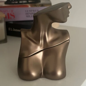 Eilish No 1 - Billie Eilish No 1 Parfym, köpt för några månader sen, mer än hälften kvar. Köpt för 530kr, säljer för 300, pris kan diskuteras