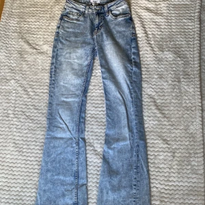 Blå jeans  - Säljer mina jeans då dom blivit för korta i längden och för små för mig.