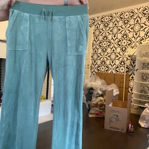 Juicy couture byxor i bra skick sitter jätte bra💕 - Bra skick, jätte fina💕 måste bara få dem sålda för att få in pengar💕 Pris går att diskuteras 💕