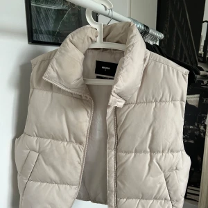 Beige väst - Säljer denna beiga väst ifrån bikbok i storlek S. 