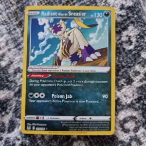 Mint condition reverse holographic Radiant Hisuian Sneasler 123/196 ☆ - Mint condition !!! Inga scratches eller skador, endast 196 har skapats. 