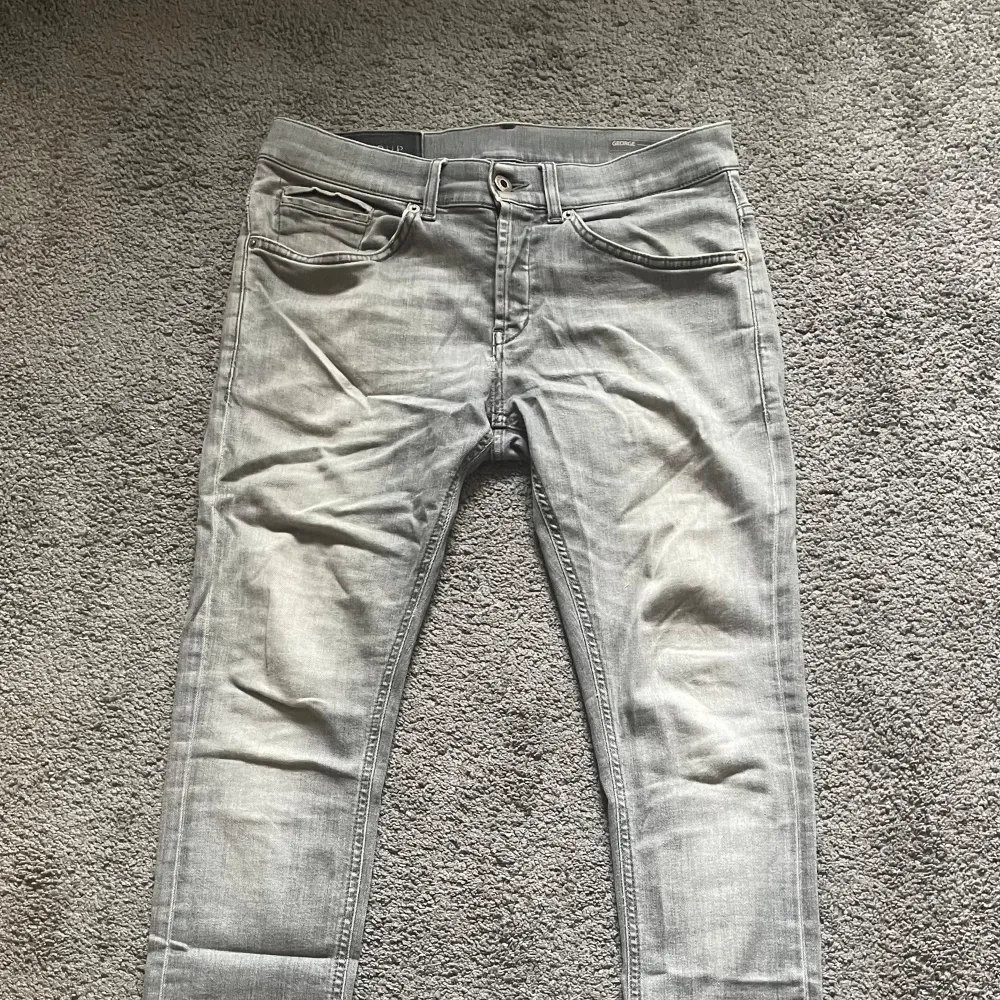 Säljer nu mina Dondup jeans i st 30 de är i ett stretch material så dem kan även passa dem med 31 i storlek, dem har tecken på användning och det var hål i skrevet men det är fixat Med vänlig hälsning, hannes. Jeans & Byxor.