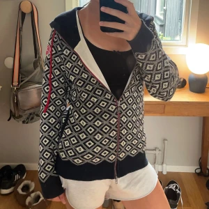 Fin fodrad zip-hoodie - Fin fodrad zip-hoodie från Holebrook, orginalpris är 2100 kr