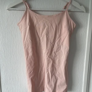 Rosa linne - Rosa linne som aldrig har blivit använt då den är för liten för mig. I ny skick. Medium stretch. Köpt på Gekås. 