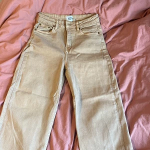 Sprillans nya jeans  - Ett par beige bruna jeans från lager 157, helt oanvänd köpt utan att testa märkte senare de va för stora. Man kan styla o ha den nu till hösten. Som tidigare nämnt de är i nyskick 
