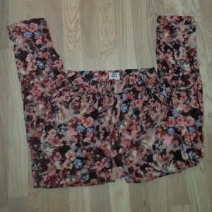 Blommiga byxor - Från vero moda. Bra skick. Easy loose pant
