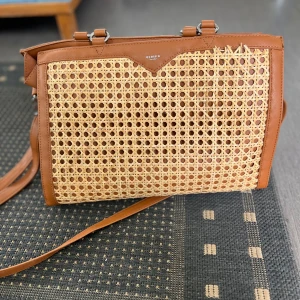 Ulrika design väska - Säljer min Ulrika design väska. Den har defekt men den är inte så tydlig och synlig💞💞Nypris 899kr