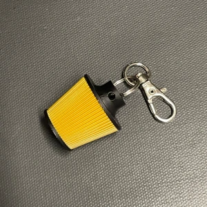 Air filter Nyckelring  - Varför inte smycka dina nycklar med denna fina Air filter nyckelring. Nyckelringen är utskriven med 3D-skrivare i material PLA. PLA är ett nedbrytningsbar plast-material som oftast är gjort på förnyelsebara tillgångar Storlek 30mm lång, tjocklek 26mm