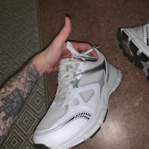 Sneakers white vita  - Sneakers skor vita white. Ser ut lite som New Balance. Otroligt bekväma och sköna att ha på sig. Storlek : 42 Fresht skick. Kan testas på plats i Västerås eller skickas med Postnord över hela Sverige