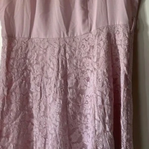 Klänning med spets Dorothy Perking 42 - Stl 42 Gammelrosa, korta ärmar, knälång, spetsdetaljer med blommor.