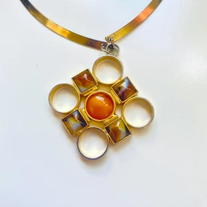 Halsband  - Vackert halsband med orangea rhinestones  Okänt material 