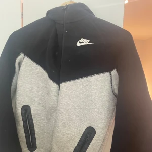 Nike tech zip hoodie - Det är inget fel på tröjan, använd bara ett få gånger! Tröjan är snygg o passar till de mesta. Tröjan är köpt på barnavdelningen därav storleken men känns som S! Den kommer inte till användning därav säljer jag den!💕 Priset går att diskutera!😊