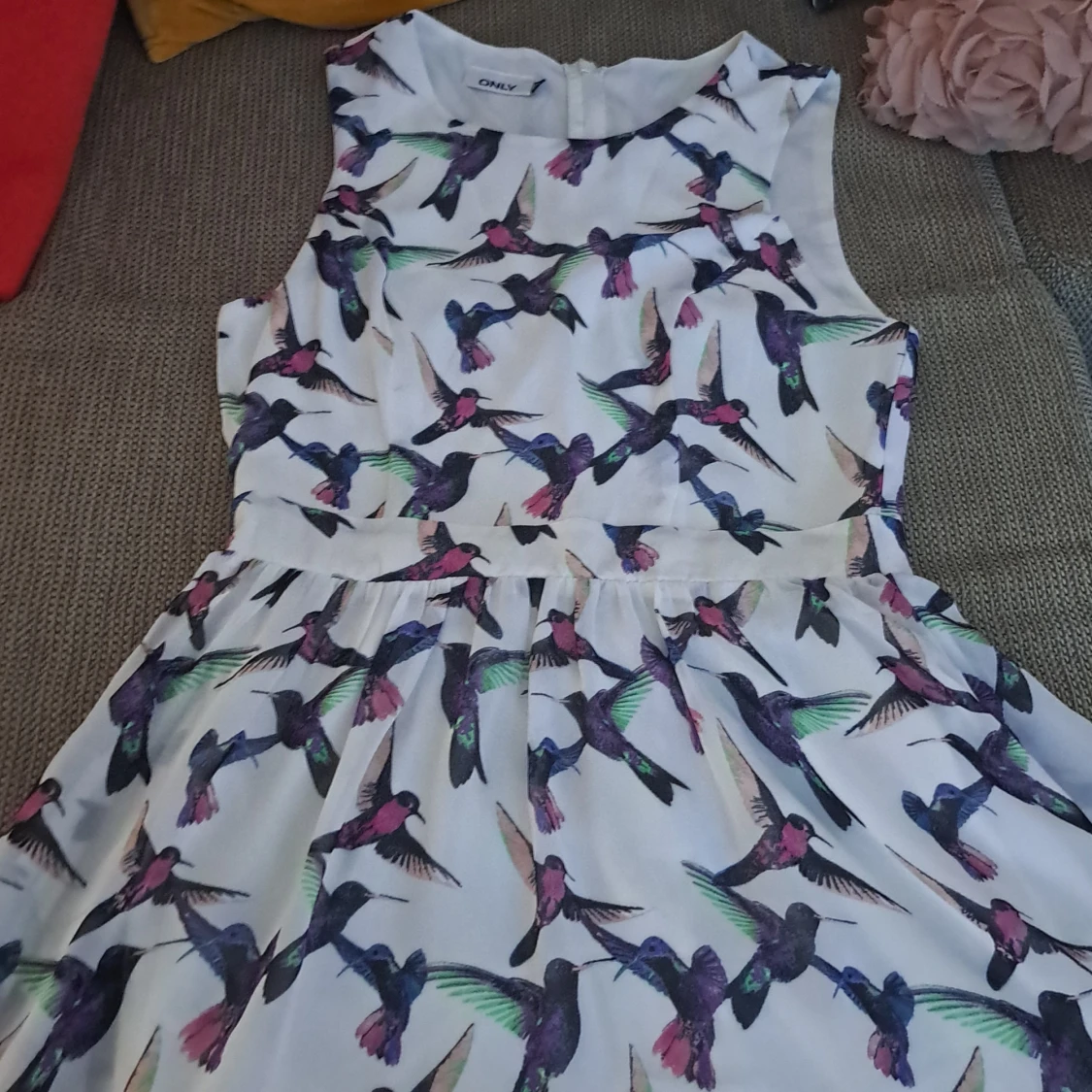 Vit ärmlös klänning med fågelmönster - 91
