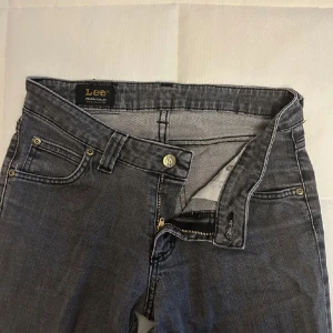 low waist lee jeans  - low waist bootcut/ flare jeans. slitna längst ned men då dem är väldigt långa går det säker att bara klippa bort