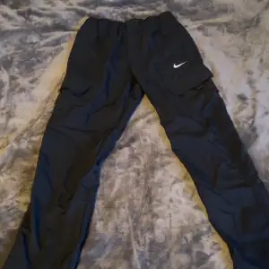 Nike byxor för barn storlek L, köpte dom för min lillebror men dom passa inte o h kan inte lämna tillbaka dom men dom e helt nya