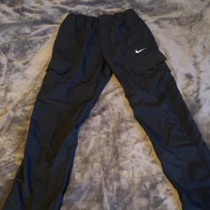 Nike byxor - Nike byxor storlek L, köpte dom för min lillebror men dom passa inte o h kan inte lämna tillbaka dom men dom e helt nya. Barn storlek