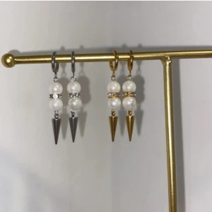 Örhängen  - Jättesnygga örhängen i rostfritt stål och zinklegering 💕Modell ”Odette” finns i båda silver och guld 