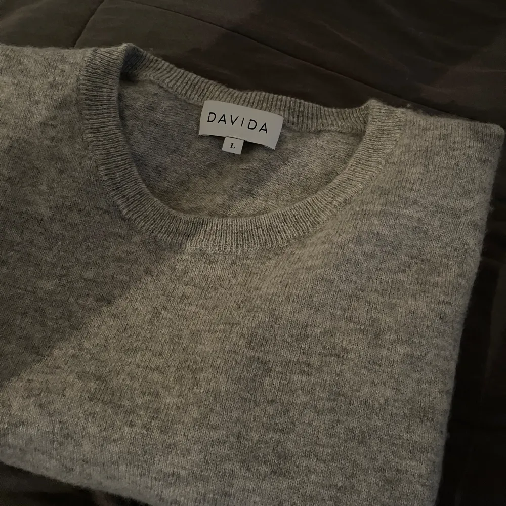 Davida cashmere O neck tröja i 100% fint cashmere av högsta kvalite. Tröjan är köpt på deras hemsida ( org pris 2599). Använd några fåtal gånger så den är som ny, plus cashmere blir bara mjukare desto mer man använder!  Skickar samma dag som köp!!!. Stickat.