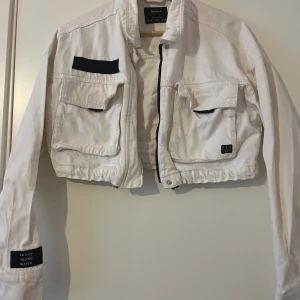 Kort jacka - Jacka i kort modell från Berska. Storlek M. Väldigt fin!