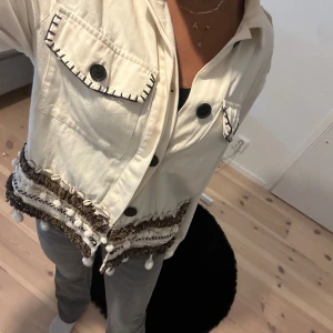 Tunn jacka - Zara jacka som inte säljs längre💕Skulle säga den är krämvit.