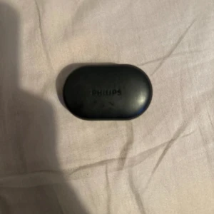 Philips hörlurar - Säljer mina hörlurar för att har nya, det är Philips hörlurar, de åker alldrig ut från öronen, har sprungit me de å tränat alldrig att de ramlat ut, de är i fantastisk bra skick, bra bas, bra hög volym, och man hör nästan inget som händer utanför✌🏼