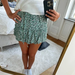 Blommig grön kjol - Blomning grön kjol