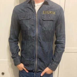 Replay overshirt - Replay overshirt i gott skick. En väldigt casuall snygg overshirt som funkar på vår och höst! Storlek S