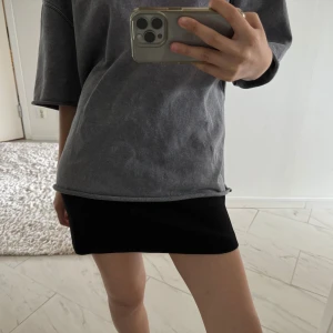 Svart minikjol - Snygg svart minikjol från & otherstories i storlek 36/ S🙌🥰Nyskick