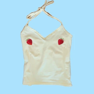 Strawberry halterneck top - Tryckt och sydd av mig! Supersöt🙏🏽 går att tvätta ! Enbart återbruket material.  Eftersom jag lägger ner både tid och pengar på detta sänker jag ej priset;) Kan göra custom-made på förfrågan:) både strass, tryck, paljetter, glitter och omsytt:)   