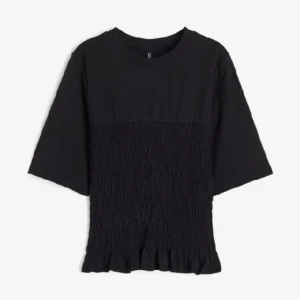 Hm tshirt - Svart tshirt från hm som är helt slutsåld o väldigt eftertraktad💘💘💘💘aldrig använd 🕊️🕊️👍👍