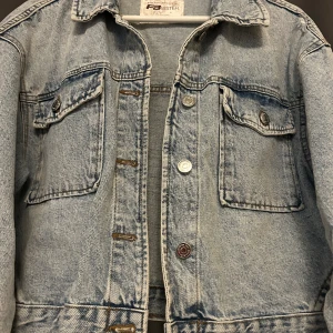 jeans jacka  - mycket bra skick 