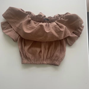 Off shoulder topp - Sparsamt använd sommartopp. Fin off shoulder topp med korta ärmar från Ginatricot storlek 38. 