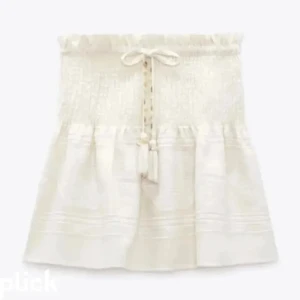 Zara kjol - Den har aldrig kommit till använda  Använt 1 gång Priset kan sänkas  