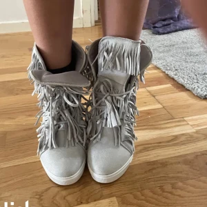 Skor - Säljer dessa jätte snygga skor. Som tyvärr inte passar mig någon mer. Köpt för 600kr här på Plick. Det är lånade bilder så skriv privat om fler bilder. 