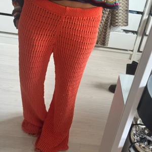 Stickade byxor - Orangea stickade byxor från Zara, storlek M/L. Använt skick men fortfarande super fina