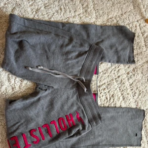 Hollister mjukis byxor  - Jätte fina lågmidjade mjukisbyxor. Är för små på mig, har därav inga bilder på🩷 har ett litet hål längst ner men inget som märks överdrivet !