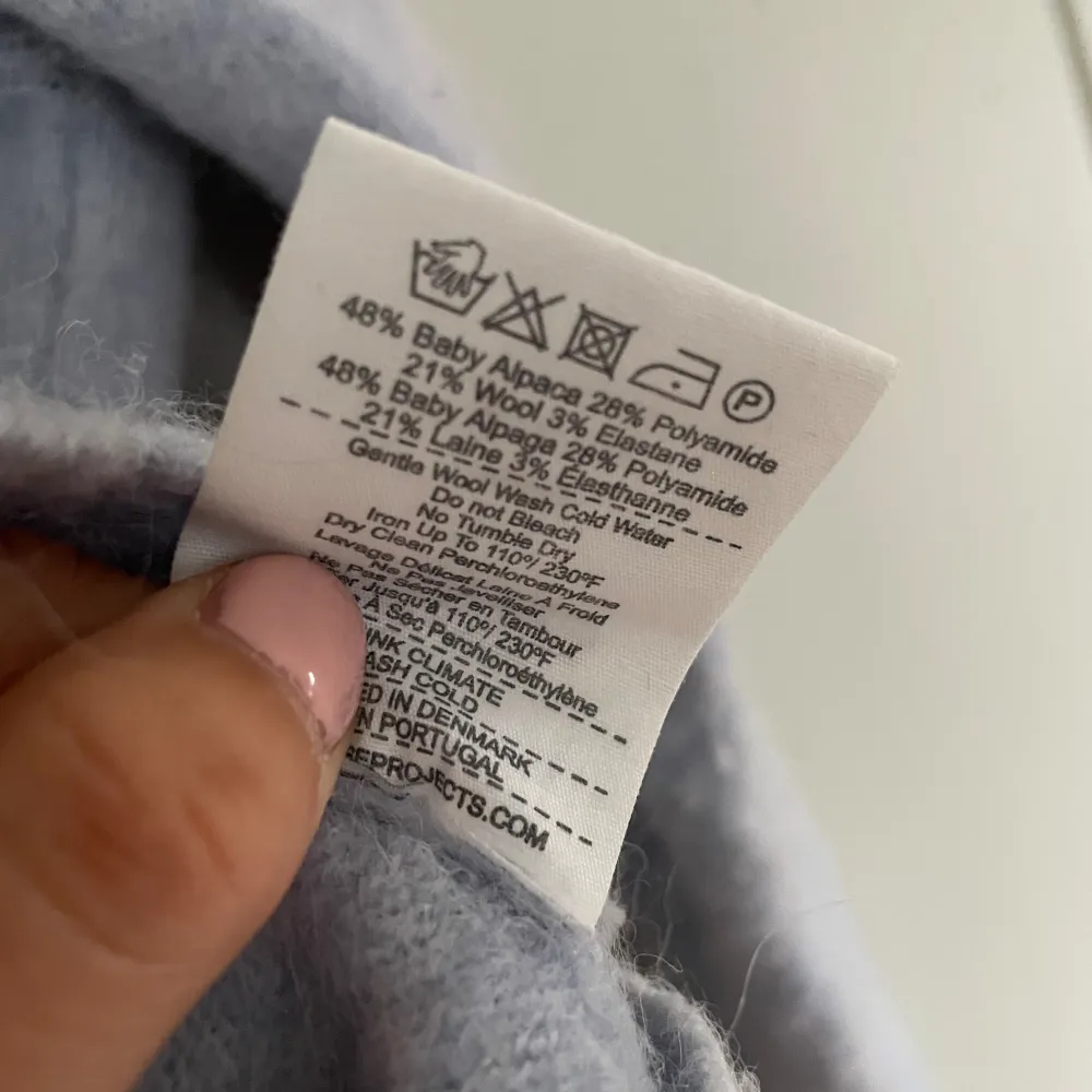 Säljer då den inte kommer till användning längre. Stickad tröja i något tjockare material, vilket gör den supervarm! Den är använd och något nopprig men fortfarande i fint skick tack vare materialsammansättningen! Storlek xs. Neuleet.