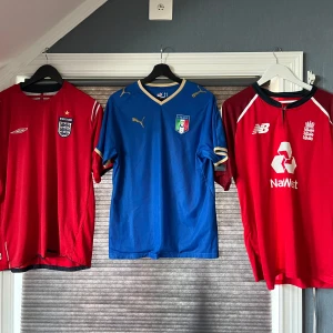 3 fotbollströjor - Tre tröjor inte i bästa skick men där efter  priset! Storlekar L S XL