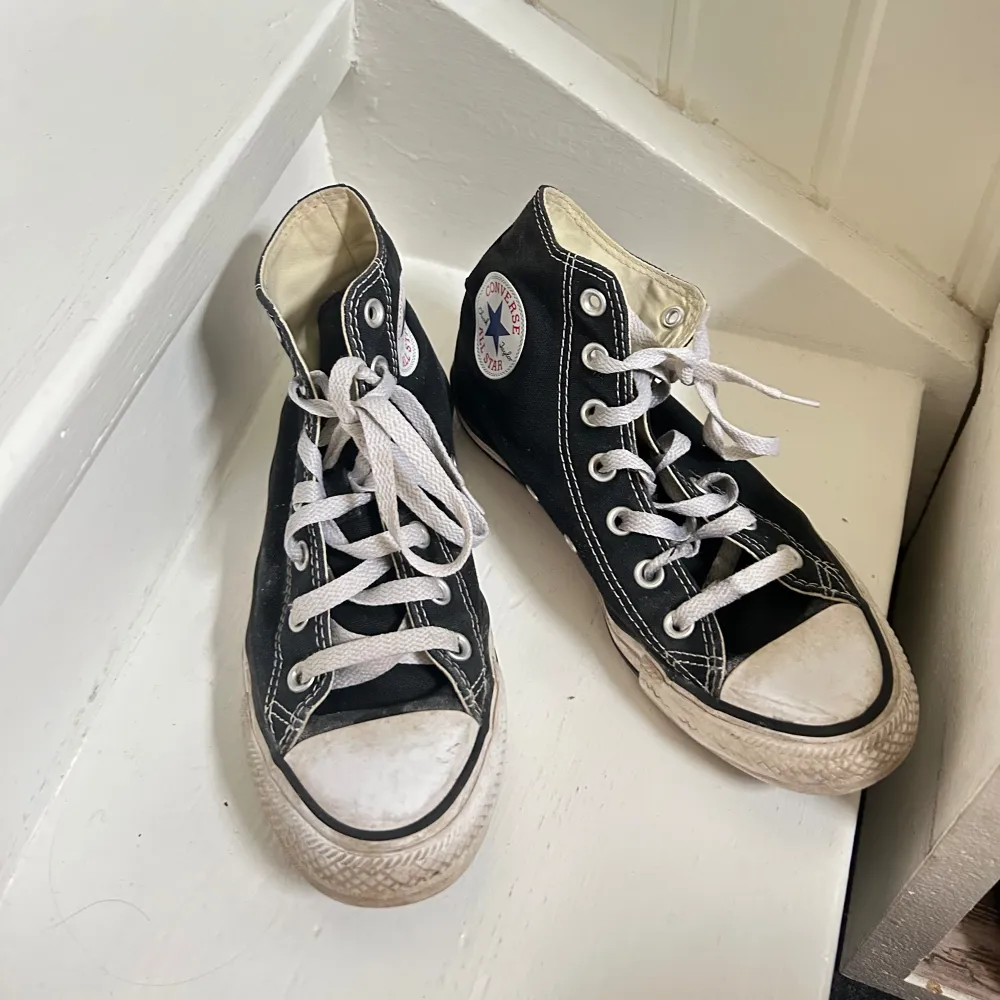 höga svarta converse skor i bra skick. Kan bli renare om man gör rent dom vilket jag inte gjort. Inga andra skavanker. Skor.