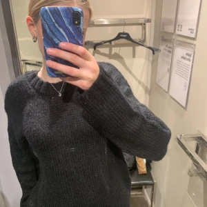 Två tröjor  - Stickade tröjor med öppen rygg utan defekter. Köpt för inte så länge sedan men kommer inte till användning. Original priset är 500 kr st. 