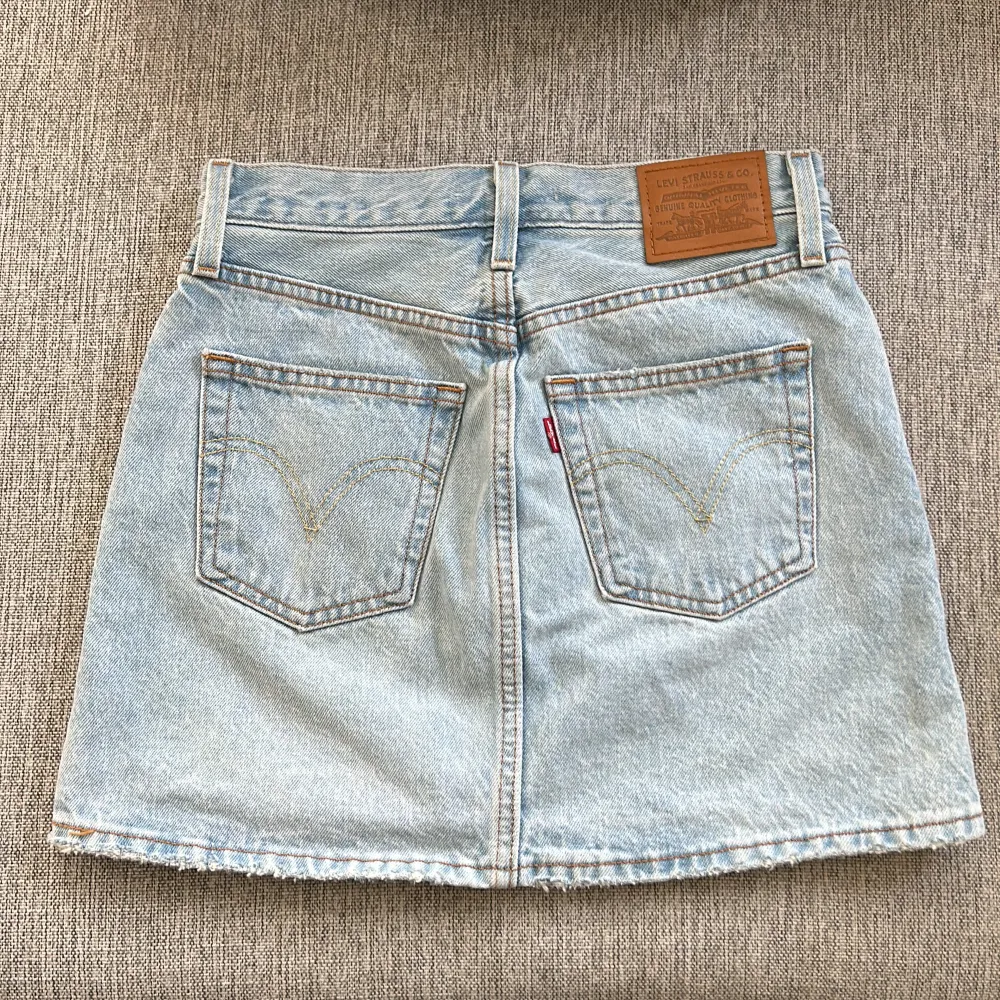 Jeanskjol från Levis i modellen ”Icon skirt”. Endast använd en gång. Superfin kjol som jag tyvärr inte får någon användning av. Storlek 23 men den passar mig som brukar ha 24/25 i Levis. . Kjolar.