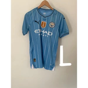 Manchester city hemma kit 2024/25 - Vi har 9 st Manchester city kits med storlekarna S-L