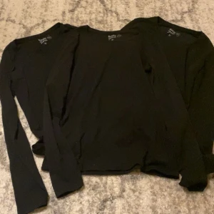 Svarta basic tröjor - 3 stycken svarta tröjor, En av dem är i storlek 158/164 som då är lite störe än de andra två som är i storlek 146/152!💕