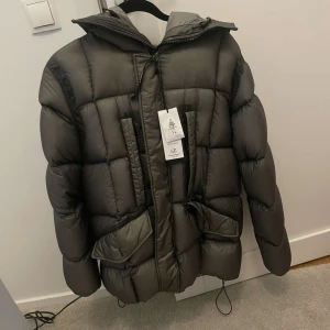 Cp company jacka - Hej säljer min cp company jacka då den va för liten för mig storlek 48  Ny skick prislapp sitter kvar 