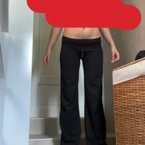 Lågmidjade mjukisbyxor - Ett par svarta lågmidjade byxor, jättesköna men tyvärr för långa på mig! Nypris 300 och jag säljer för 150kr!