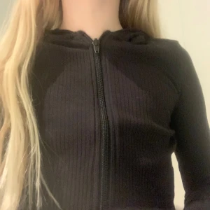 Tun bra tränings tröja  - Bra ganska tun hoodie jätte bra och använda till träninströja och har en luva ifall man fryser lite