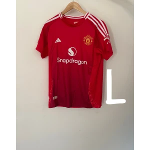 Manchester United hemma kit 2024/25 - Vi har 9 st Manchester city kits med storlekarna S-L